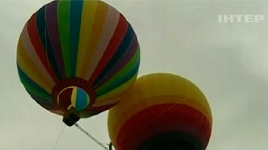 Китайский канатоходец прошел между двух летящих воздушных шаров