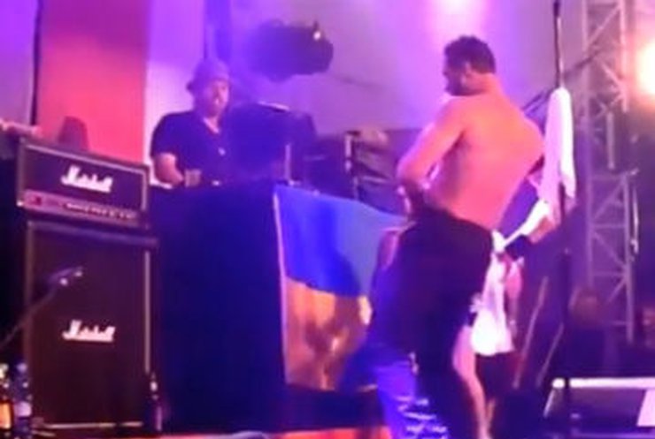 Басист группы Bloodhound Gang "справил нужду" на флаг Украины (видео)
