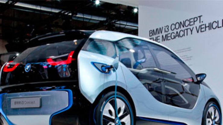 BMW позволит посетителям Франкфуртского автосалона покататься на гоночном треке