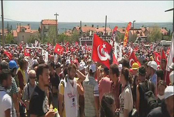 В пригороде Стамбула ультраправые националисты напали на полицию