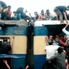 Жители Бангладеш оккупировали крыши переполненных поездов
