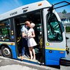 В Канаде влюбленные поженились в автобусе