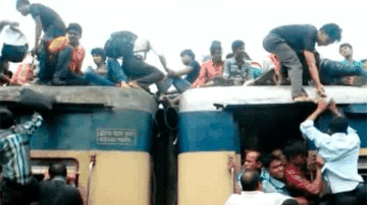 Жители Бангладеш оккупировали крыши переполненных поездов
