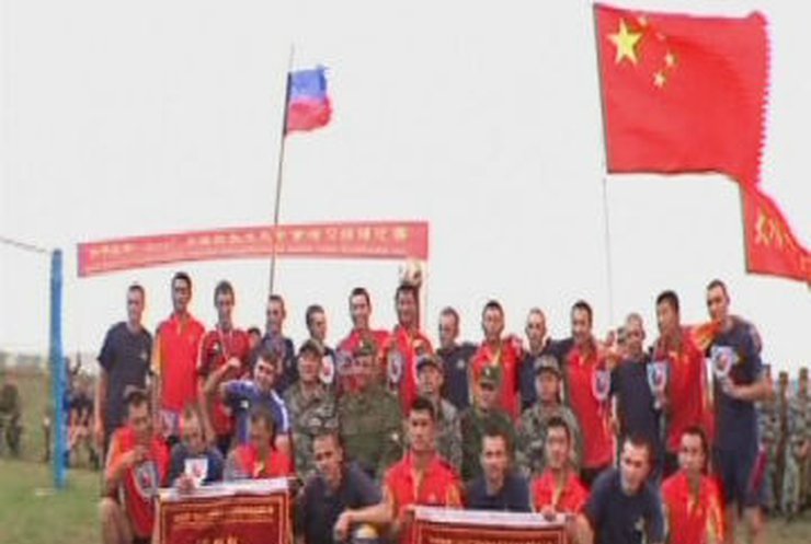 Китайские и российские военные сыграли в волейбол