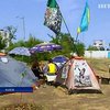На протестующих у киевского сквера напали более сотни молодчиков