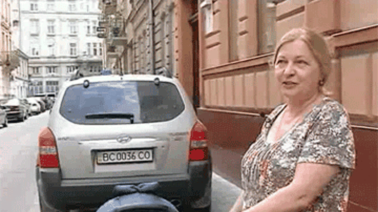 Жители Львова отстаивают тротуары у автомобилистов