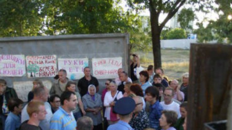 Сотни человек вышли защитить сквер на Березняках в Киеве