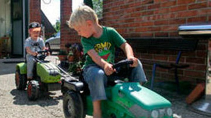 Немецкая полиция пять часов искала детей, уехавших из дома на игрушечных тракторах
