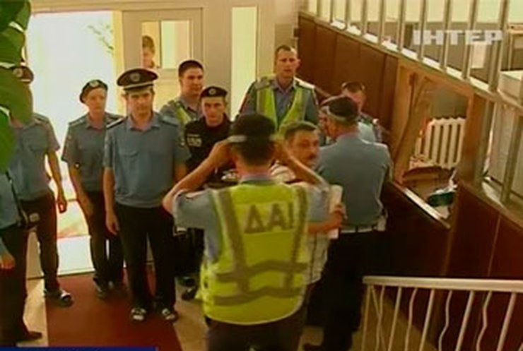 В Луганске водителя, сбившего девочку на переходе, возьмут под охрану