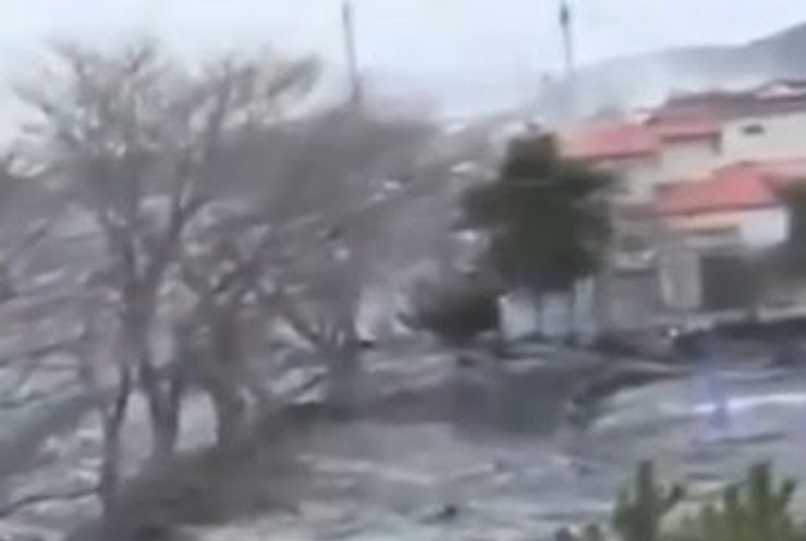 Новое видео цунами в Японии: Волна смывает город