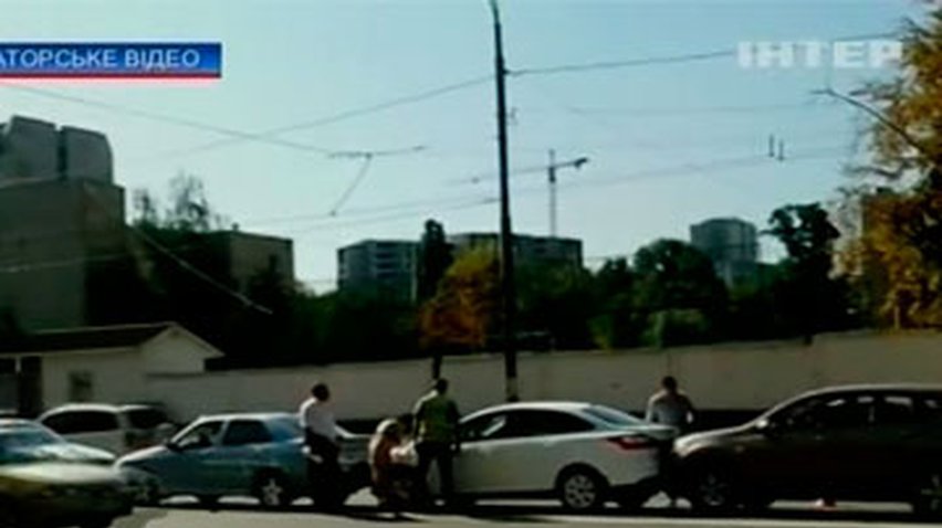 В Киеве сразу пять автомобилей врезались друг в друга