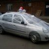 Горожане обмотали пленкой машину, которая мешала проезду