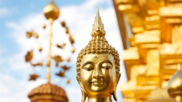 Жители тайской деревни заставили водителя "гугломобиля" поклясться на статуе Будды
