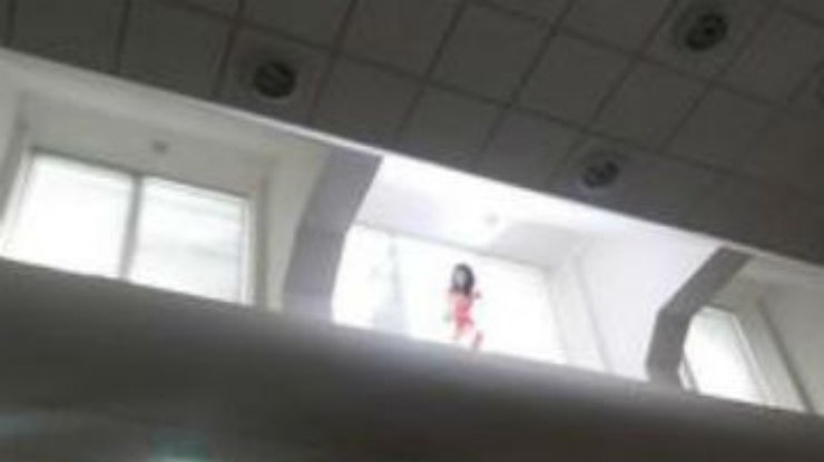 Журналистка спустилась с подоконника в Киевсовете после 6 часов протеста