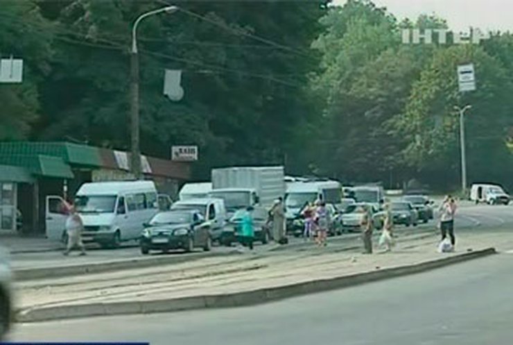 В Днепропетровске иномарка сбила двоих мужчин на остановке