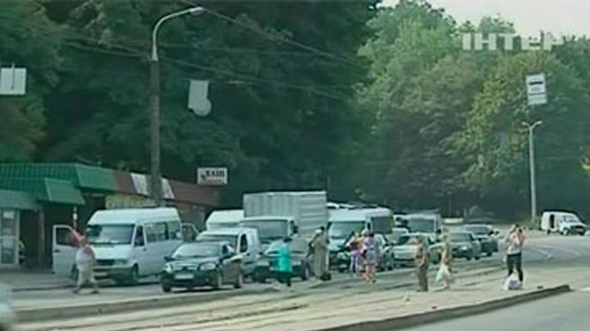 В Днепропетровске иномарка сбила двоих мужчин на остановке