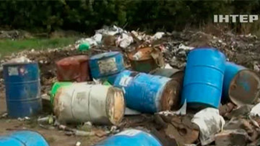 Под Черкассами на свалку выбросили 16 бочек химических отходов