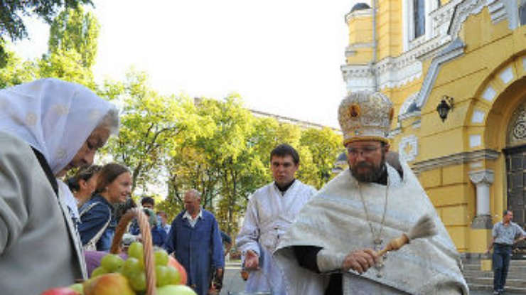 Православные и греко-католики отмечают Яблочный Спас