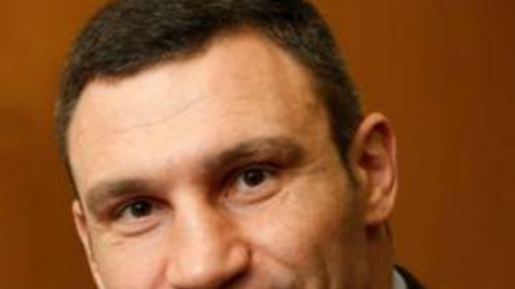 Кличко во Львове спас упавшую в обморок девочку