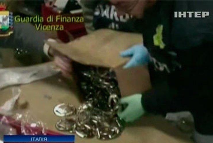Итальянская полиция ведет войну с поддельными товарами