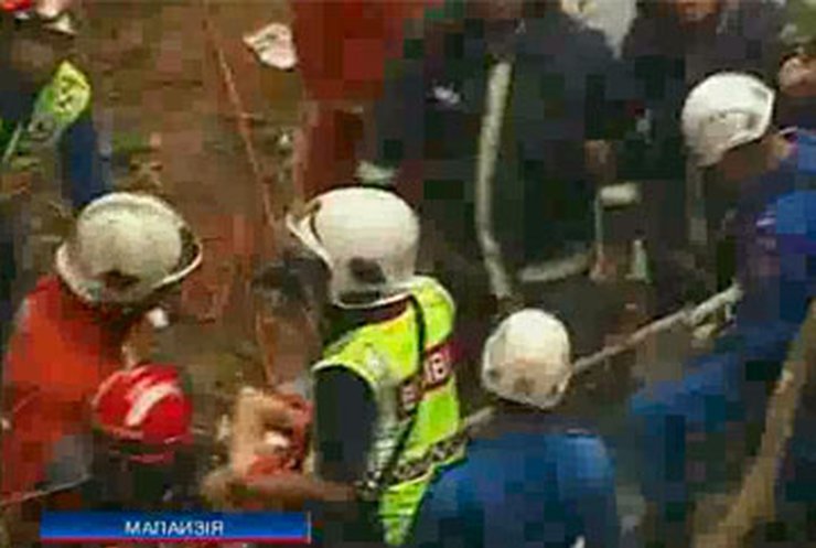 В Малайзии автобус сорвался в ущелье: Погибли 37 человек