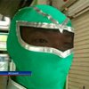 Житель Токио в костюме супергероя помогает людям в метро