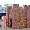 Полтонны сладостей: На английском пляже построили замок из шоколада