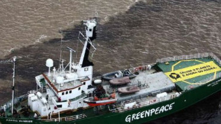 Российские пограничники задержали ледокол Greenpeace