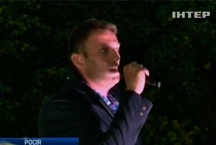 Навальный встретился с избирателями и получил яблоко от полиции