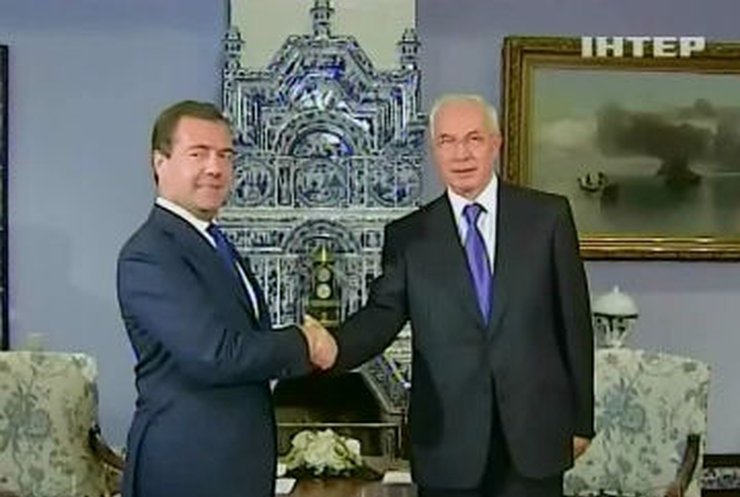 В Подмосковье Азаров встретился с Медведевым