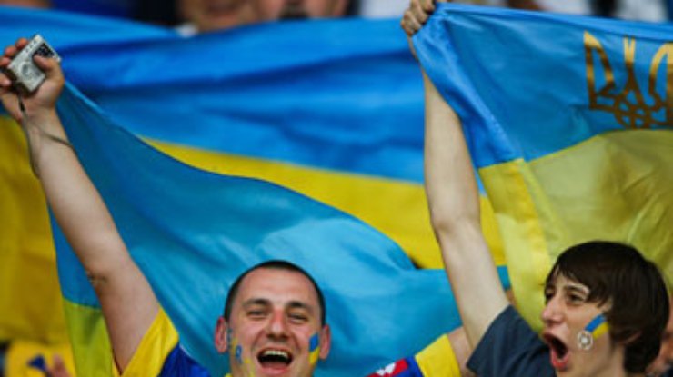Менее половины украинцев называют себя футбольными болельщиками, - опрос