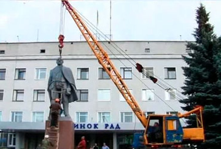 На Житомирщине снесли памятник Ленину