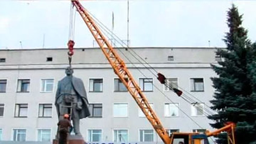 На Житомирщине снесли памятник Ленину