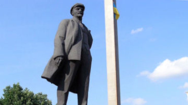 Памятник Ленину с центральной площади Донецка убирать не будут