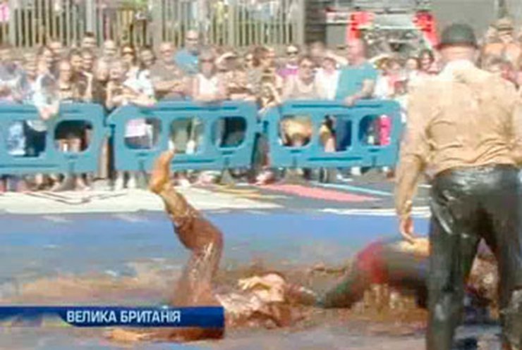 Британцы устроили турнир по борьбе в грязи