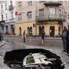 В центре Тернополя микроавтобус провалился под землю