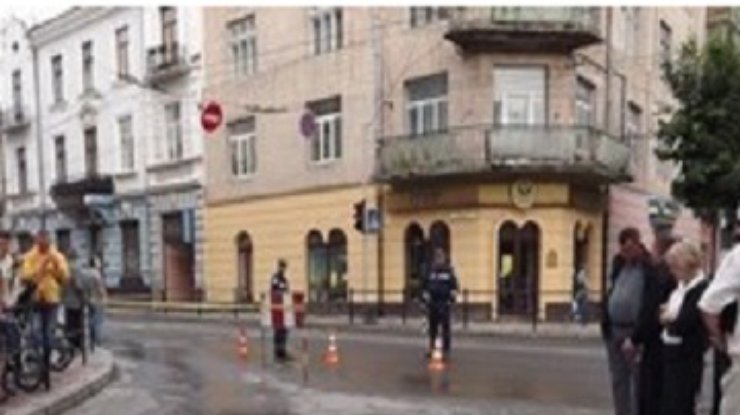В центре Тернополя микроавтобус провалился под землю