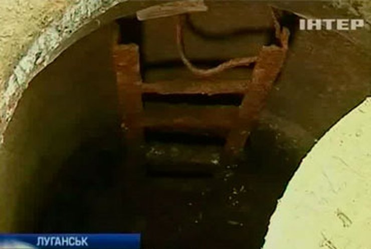 В Луганске двухлетняя девочка упала в канализационный колодец