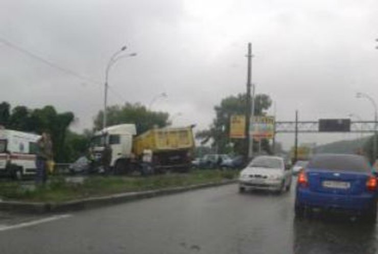 Крупная авария на Теремках: Грузовик с прицепом протаранил несколько "легковушек"