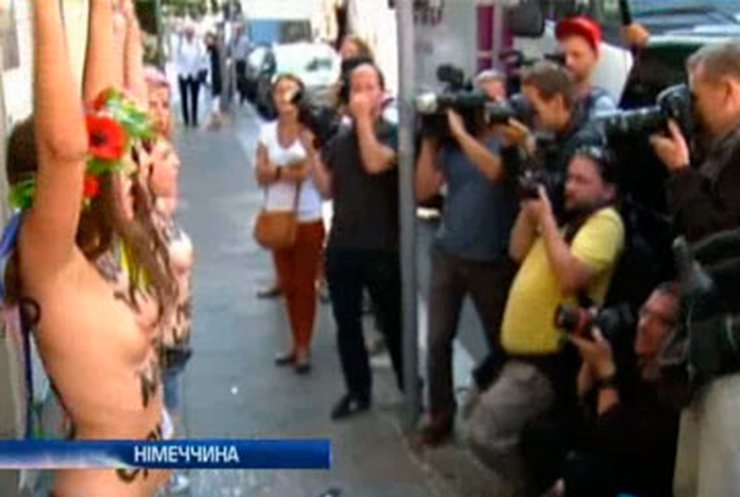 FEMEN разделись перед украинскими посольствами в Европе
