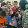 В Луганске спецназовцы показали школьникам оружие и приемы рукопашного боя