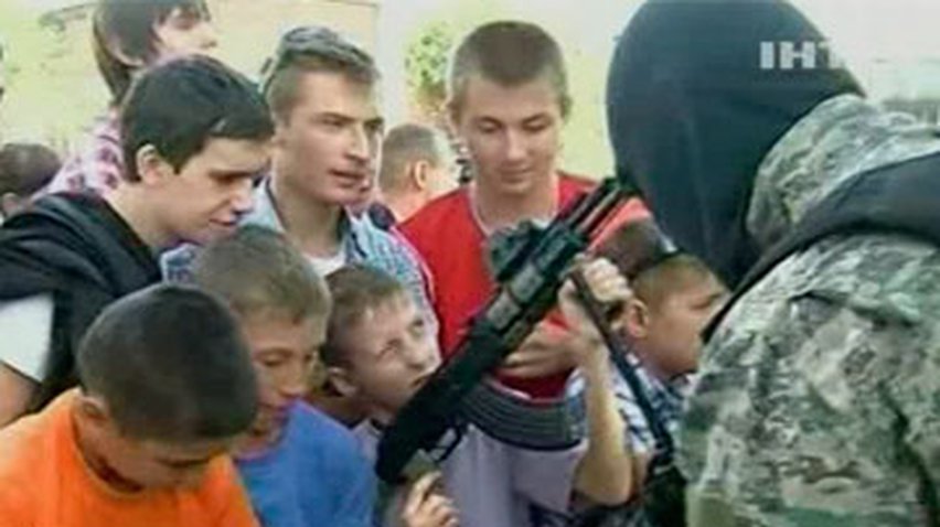 В Луганске спецназовцы показали школьникам оружие и приемы рукопашного боя