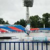 Серфингисты в Хабаровске катаются на затопленном футбольном поле