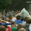 В центре Львова устроили бой подушками