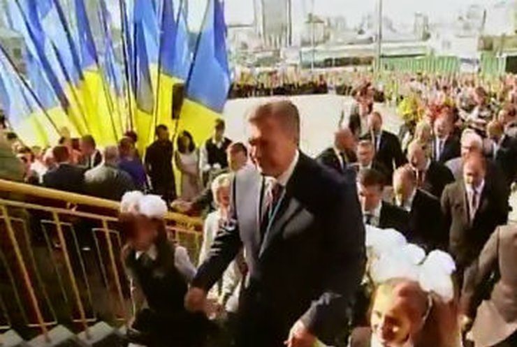 Янукович поздравил первоклассников с Днем знаний