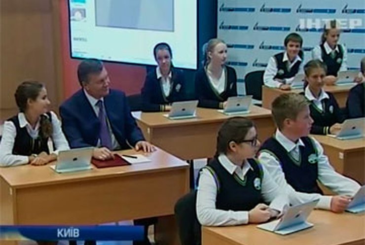 Янукович посетил "урок будущего" в киевской школе