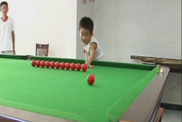 Китайский мальчик показал класс игры в бильярд