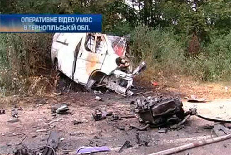 На Тернопольщине столкнулись грузовик и микроавтобус: Двое погибших