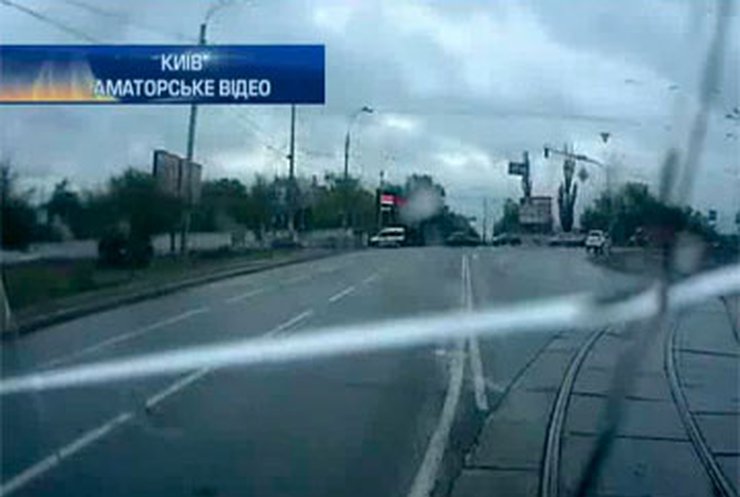 В Киеве КамАЗ протаранил "скорую" с тяжелобольным