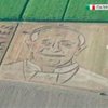 Художник трактором "нарисовал" 100-метровый портрет папы римского